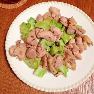 鶏もも肉とブロッコリーの芯の、レモンと胡椒炒め